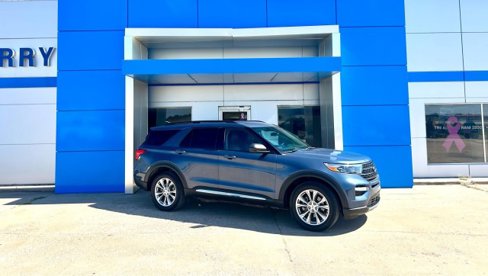 Used 2021 Ford Explorer XLT w/ Equipment Group 202A image 2