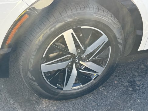 Certified 2021 Kia Sorento S w/ Panoramic Sunroof Package image 6