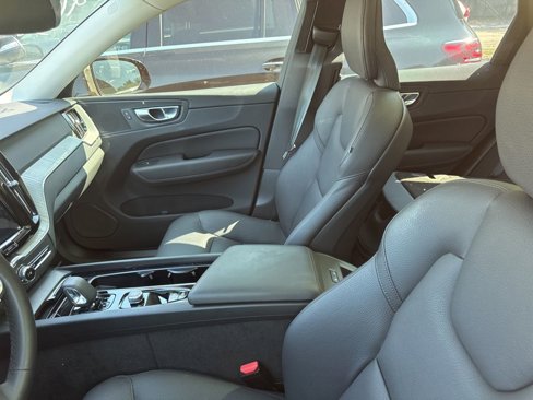 Certified 2025 Volvo XC60 B5 Plus w/ Protection Package Premier image 4