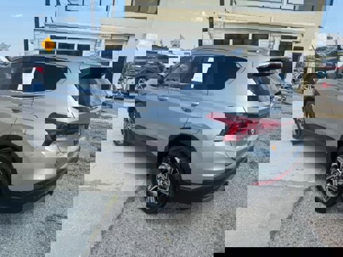 Used 2021 Hyundai Santa Fe SE image 2