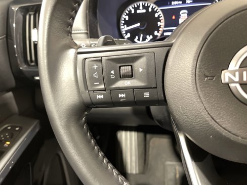 Used 2025 Nissan Pathfinder SV image 15