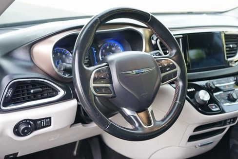Used 2017 Chrysler Pacifica Touring-L image 10