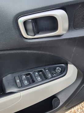 Used 2023 Hyundai Venue SEL image 15