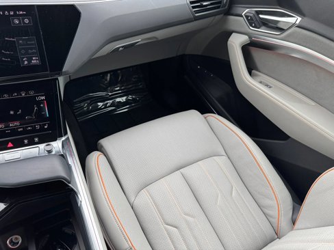 Used 2024 Audi Q8 e-tron Prestige image 25