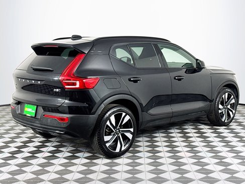 Used 2025 Volvo XC40 B5 Plus image 10