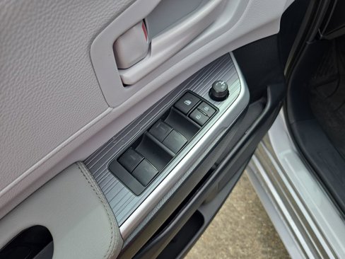 Certified 2025 Toyota Sienna LE image 13