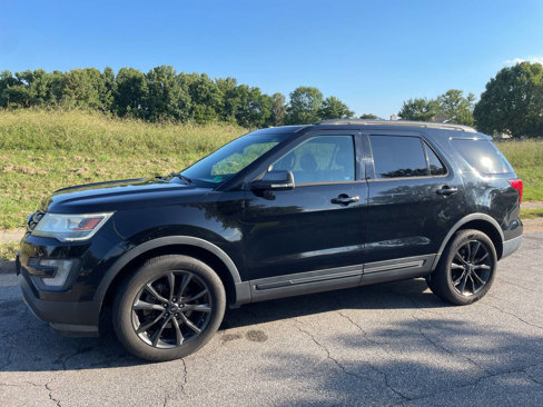 Used 2017 Ford Explorer XLT w/ Equipment Group 202A image 3