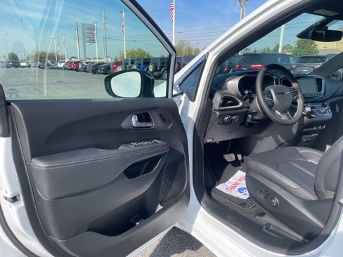 New 2026 Chrysler Pacifica Select image 15