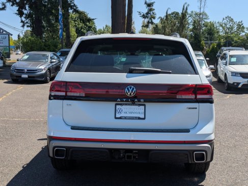 New 2025 Volkswagen Atlas Peak Edition SE image 4