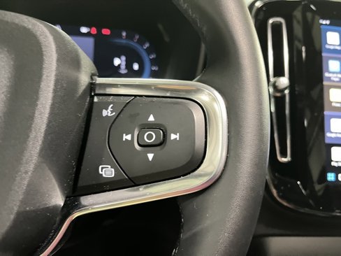 Used 2025 Volvo XC40 B5 Plus image 22