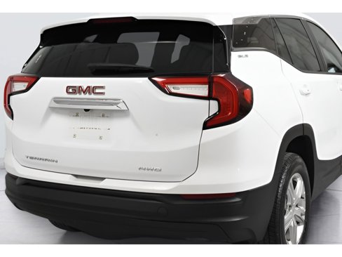 Used 2024 GMC Terrain SLE image 3