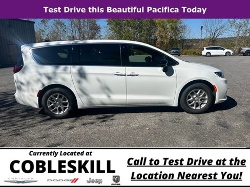 New 2026 Chrysler Pacifica Select image 3