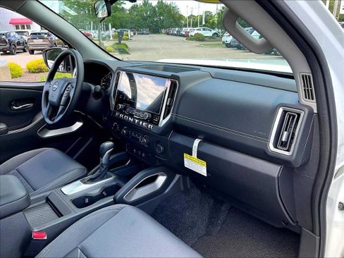 Certified 2025 Nissan Frontier SV image 14