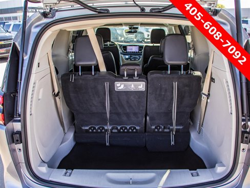 Used 2021 Chrysler Pacifica Touring-L image 8