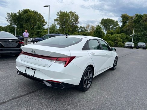 Used 2022 Hyundai Elantra Limited image 16