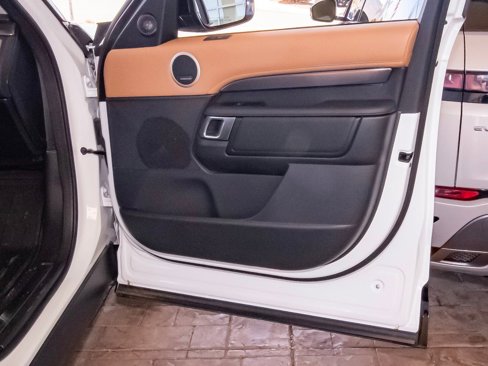 New 2025 Land Rover Discovery Metropolitan Edition image 44
