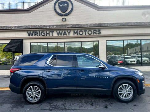 Used 2023 Chevrolet Traverse LT image 2