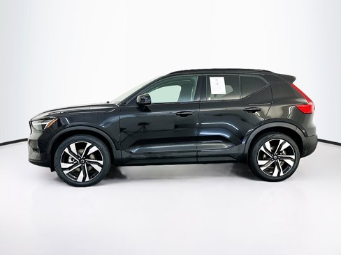 Used 2025 Volvo XC40 B5 Plus image 4