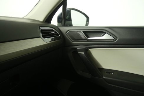 Used 2021 Volkswagen Tiguan SE image 27