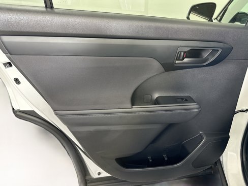 Used 2024 Toyota Highlander LE image 26
