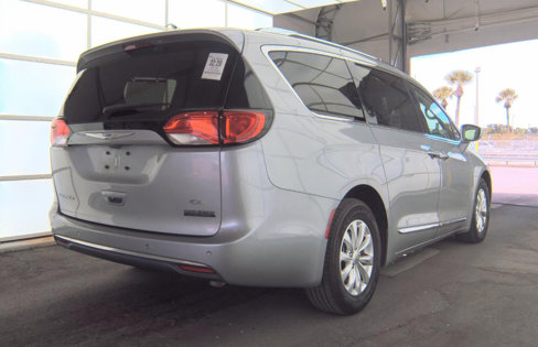 Used 2018 Chrysler Pacifica Touring-L image 4