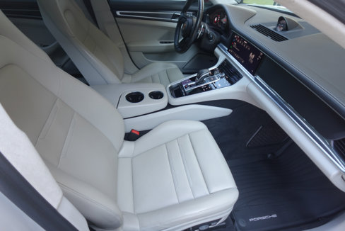 Used 2022 Porsche Panamera GTS w/ Premium Package image 9