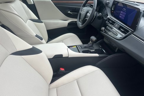 New 2025 Lexus ES 300h w/ Premium Package image 15