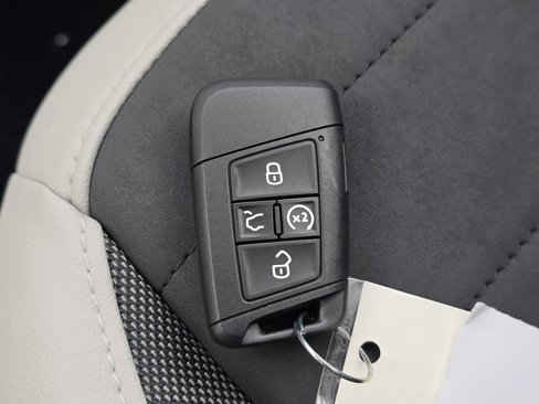 New 2025 Volkswagen Taos SE image 27