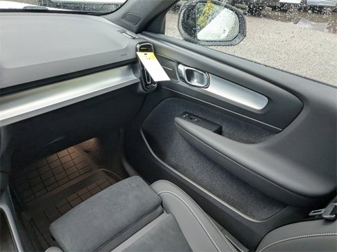 New 2026 Volvo XC40 B5 Ultra image 18