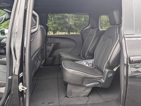 New 2026 Chrysler Pacifica Limited image 10
