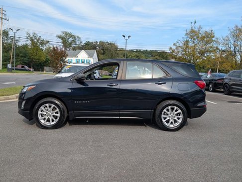 Used 2021 Chevrolet Equinox LS image 2