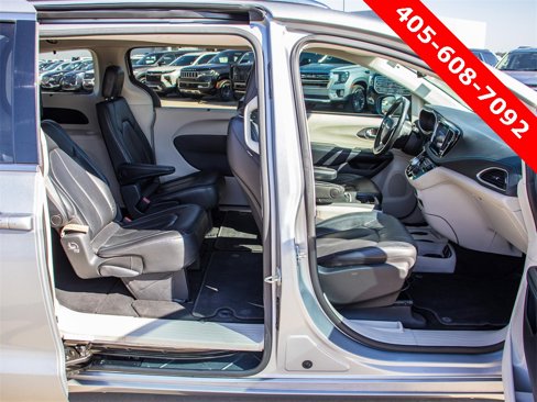 Used 2021 Chrysler Pacifica Touring-L image 11