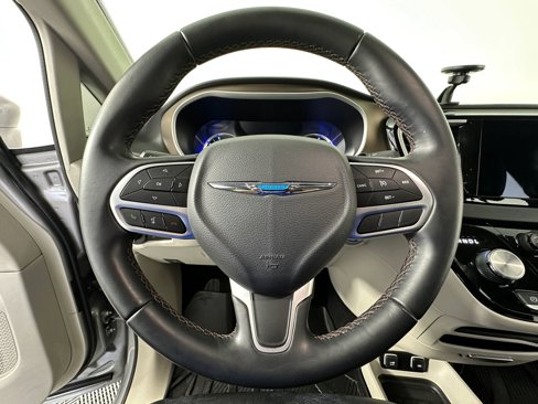 Used 2017 Chrysler Pacifica Premium image 40