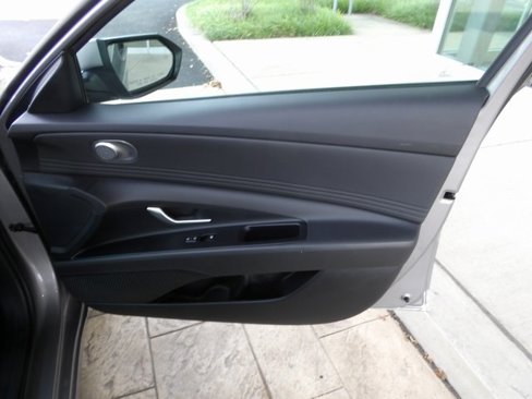 Used 2024 Hyundai Elantra Limited image 23