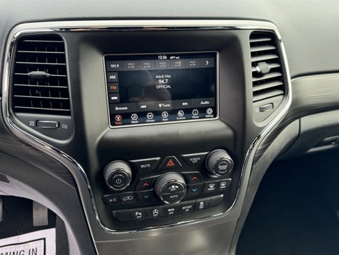 Used 2021 Jeep Grand Cherokee Laredo image 16