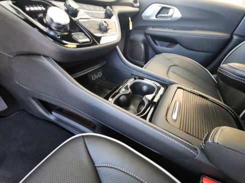 New 2025 Chrysler Pacifica Limited image 30