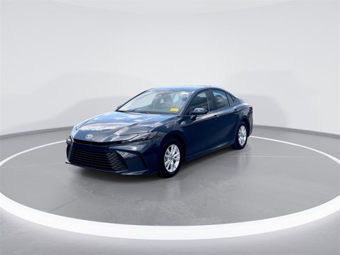 Used 2025 Toyota Camry LE image 3