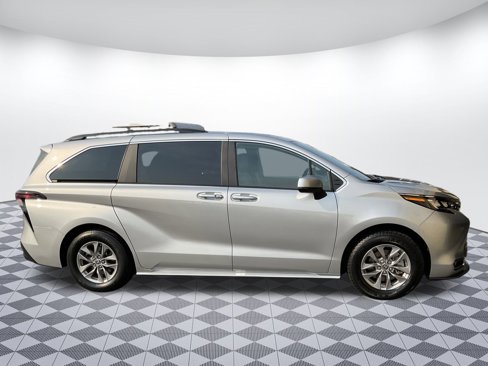 Used 2024 Toyota Sienna XLE image 2