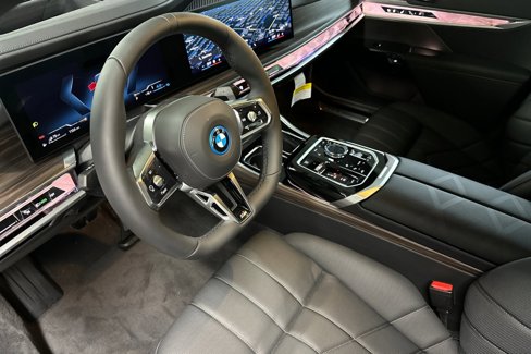 New 2026 BMW 750e xDrive image 4