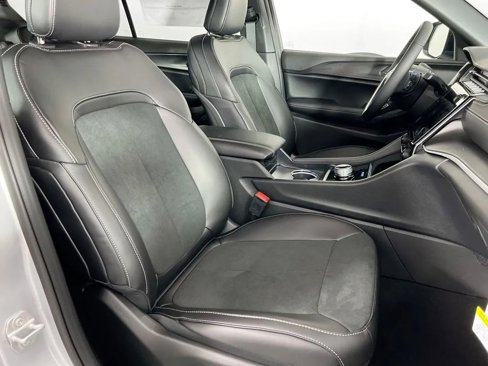 New 2025 Jeep Grand Cherokee L Laredo image 29