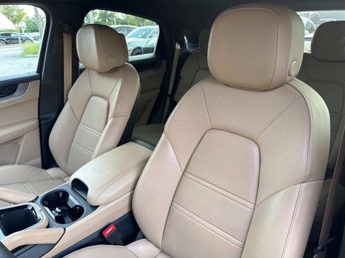 Certified 2024 Porsche Cayenne Coupe image 5