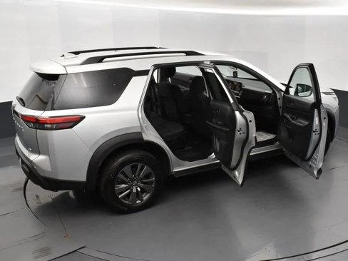 Used 2023 Nissan Pathfinder SV image 6