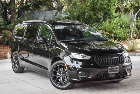 New 2026 Chrysler Pacifica Limited w/ S Appearance Package image 1