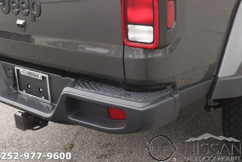 Used 2025 Jeep Gladiator Sport image 7