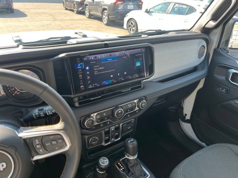 Used 2025 Jeep Wrangler Sahara image 18