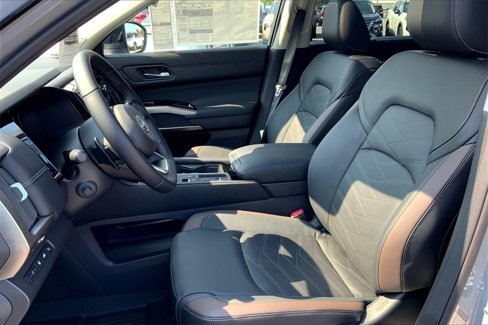 New 2025 Nissan Pathfinder Platinum image 10