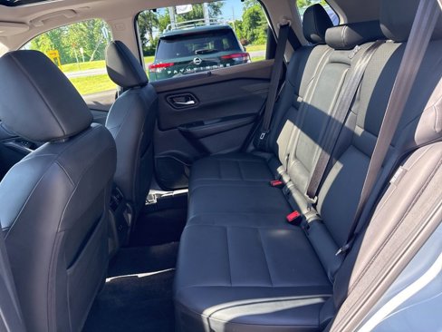 Used 2022 Nissan Rogue SV w/ SV Premium Package image 35
