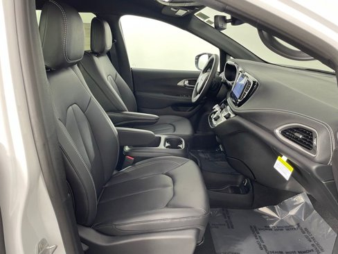 New 2026 Chrysler Pacifica Select image 10