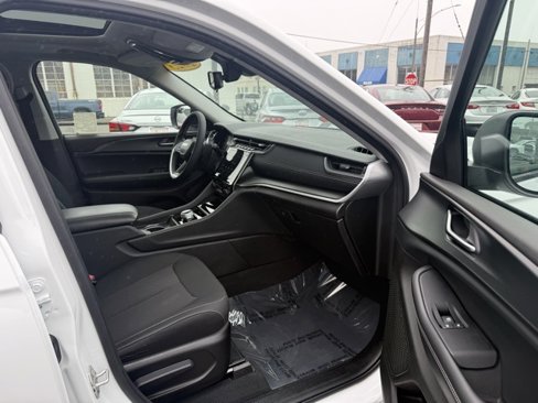 Used 2023 Jeep Grand Cherokee Laredo X image 13