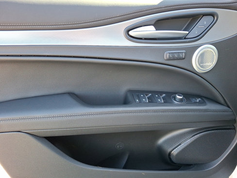 New 2025 Alfa Romeo Stelvio Sprint image 9
